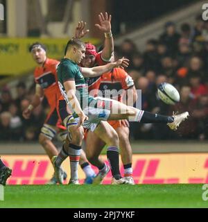 Leicester Tigers Rugby gegen Edinburgh Rugby Team am 31. März 2023 im Mattioli Stadium in Leicester, Großbritannien. Jack Van Poortvliet (Leicester Tigers) tritt den Ball in der Nähe des Spielers von Edinburgh im Mattioli Rugby Stadium, Leicester, UK Kredit: Mark Dunn/Alamy Live News Stockfoto