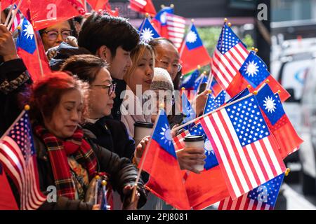 Anhänger des freien Taiwan versammeln sich, um die Präsidentin von Taiwan Tsai ing-wen zu begrüßen, als sie am 31. März 2023 den Lotte Palace in New York verlassen will Stockfoto