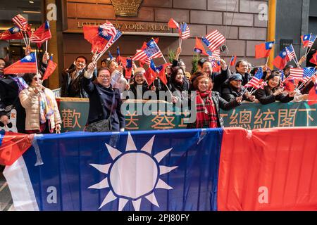 New York, USA. 31. März 2023. Anhänger des freien Taiwan versammeln sich, um die Präsidentin von Taiwan Tsai ing-wen zu begrüßen, als sie am 31. März 2023 den Lotte Palace in New York verlassen will. Der Präsident Taiwans besucht die USA in Washington, DC und Los Angeles und besucht später südamerikanische Länder. (Foto: Lev Radin/Sipa USA) Guthaben: SIPA USA/Alamy Live News Stockfoto