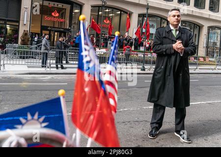 New York, USA. 31. März 2023. Anhänger des Vereinten Chinas, die durch taiwanesische und amerikanische Flaggen gesehen werden, versammeln sich, um gegen die Präsidentin von Taiwan Tsai ing-wen zu protestieren, als sie am 31. März 2023 den Lotte Palace in New York verlassen wollte. Die Demonstranten dementierten, dass die Unabhängigkeit Taiwans zum Krieg führen wird. Der Präsident Taiwans besucht die USA in Washington, DC und Los Angeles und besucht später südamerikanische Länder. (Foto: Lev Radin/Sipa USA) Guthaben: SIPA USA/Alamy Live News Stockfoto