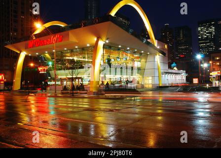 Ein McDonalds in Chicago erstrahlt mit seiner Architektur und seinen großen goldenen Bögen, die an das Americana von 1950er erinnern, im Retro-Look Stockfoto