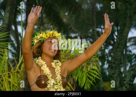 Die Schönheit des polynesischen Volkes strahlt aus von diesem in Rarotongan geborenen Tänzer (MR) auf der Insel Rarotonga, Cook Islands, Südpazifik. Stockfoto