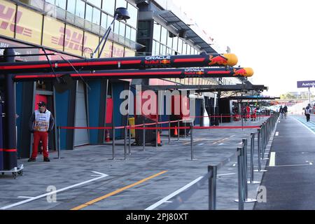 Albert Park, Melbourne, Victoria, Australien. 01. April 2023. FIA Formel-1-Weltmeisterschaft 2023 – Formel-1-Rolex-Grand Prix in Australien – ein allgemeiner Blick auf die Pit Lane F1 während der FIA Formel-1-Weltmeisterschaft 2023 – Bildgutschrift: brett keating/Alamy Live News Stockfoto