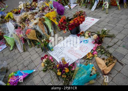 Denver, Colorado, USA - 3,6,2023: Blumen vor der East High School. Im Februar 2023 wurde ein 16-jähriger Schüler in der Nähe der Schule erschossen Stockfoto