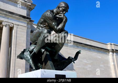 Auguste Rodins Thinker auf der obersten Treppe des Cleveland Museums wurde bei einem Bombenanschlag von 1970 teilweise zerstört und nie restauriert. Stockfoto