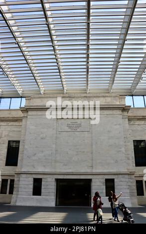 Die Halle verbindet den alten und neuen Teil des Cleveland Museum of Art, CMA, in Cleveland, Ohio Stockfoto