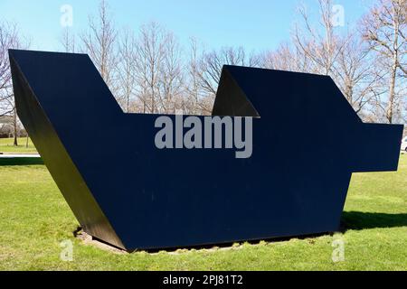 „Source“, 1967 bemalte Stahlskulptur von Tony Smith (amerikanisch, 1912-1980), vor dem Cleveland Museum of Art in Cleveland, Ohio. Stockfoto