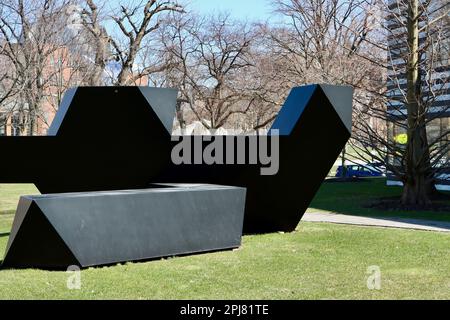 „Source“, 1967 bemalte Stahlskulptur von Tony Smith (amerikanisch, 1912-1980), vor dem Cleveland Museum of Art in Cleveland, Ohio. Stockfoto