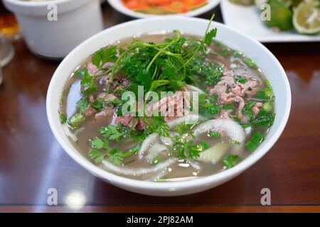 Frische Pho-Suppe mit Rindfleisch in einem Restaurant in Hanoi Vietnam. Stockfoto