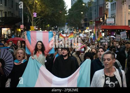 Melbourne, Australien. 31. März 2023. Tausende von Transgender-Aktivisten gehen nass auf die Straße für den Trans Day of Visibility. Kredit: Jay Kogler/Alamy Live News Stockfoto