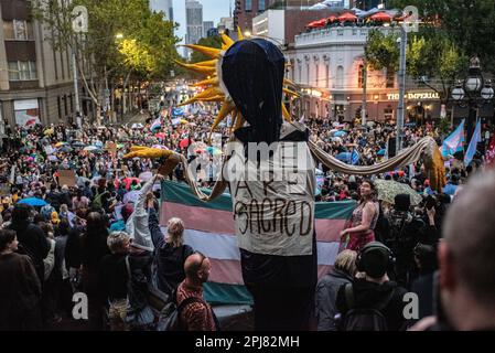 Melbourne, Australien. 31. März 2023. Tausende von Transgender-Aktivisten gehen nass auf die Straße für den Trans Day of Visibility. Kredit: Jay Kogler/Alamy Live News Stockfoto
