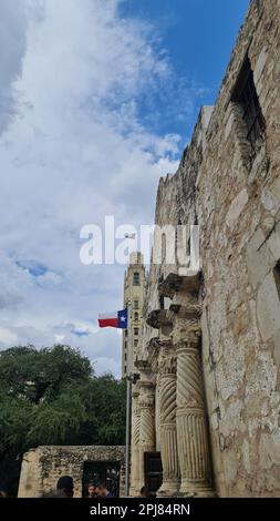 Das Alamo ist eine ehemalige Mission und berühmte historische Stätte in San Antonio, Texas, wo während der texanischen Revolution im Jahr 1836 eine entscheidende Schlacht stattfand. Stockfoto