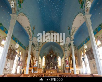 Das Innere einer bemalten Kirche, St. Deutsche katholische Kirche Cyril und Methodius in Dubina, Texas, mit bemalter Decke und kunstvollem Heiligtum. Stockfoto