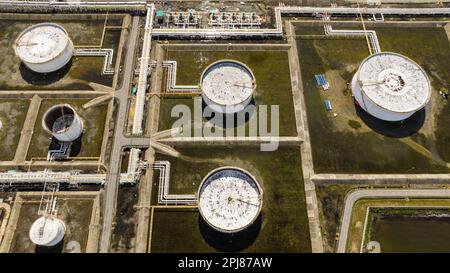 Die Luftdrohne großer oberirdischer Tanks speichert Öl und Gas in einer Ölraffinerie. Borneo, Sabah, Malaysia. Stockfoto