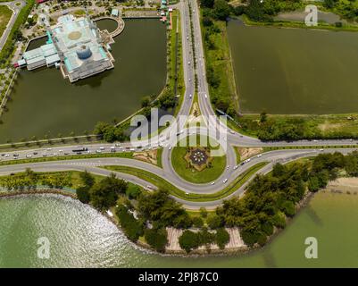 Draufsicht auf die Moschee Bandaraya Kota Kinabalu ist die zweite Hauptmoschee in Kota Kinabalu. Sabah, Borneo. Malaysia. Stockfoto