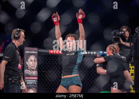 Temecula, Kalifornien, USA. 31. März 2023. TEMECULA, KALIFORNIEN - 31. MÄRZ: CAT Zingano erhebt ihre Arme nach ihrem Federgewicht gegen Leah McCourt während des Bellator 293 Events im Pechanga Resort and Casino am 31. März 2023 in Temecula, Kalifornien, USA. (Kreditbild: © Matt Davies/PX Imagens via ZUMA Press Wire) NUR REDAKTIONELLE VERWENDUNG! Nicht für den kommerziellen GEBRAUCH! Kredit: ZUMA Press, Inc./Alamy Live News Stockfoto