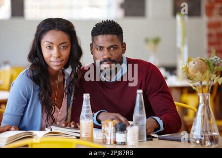 Wir kommen hierher, um Ruhe und Frieden zu genießen. Ein junges Paar, das Gesellschaft miteinander genießt. Stockfoto
