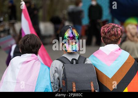 Seattle, USA. 31. März 2023. Internationaler Transgender Day of Visibility Celebration im Volunteer Park. Etwa fünfhundert Aktivisten trotzten Regen und Wind mit der Transgemeinschaft, um die Gleichheit zu unterstützen und zu kämpfen. Die Gemeinde feierte und endete mit einem marsch entlang der Broadway Ave zum Cal Anderson Park auf Capitol Hill. Kredit: James Anderson/Alamy Live News Stockfoto