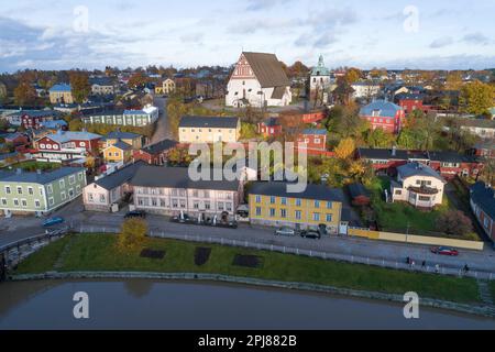 Mittelalterliche lutherische Kathedrale im Stadtbild am Oktobernachmittag (aus der Vogelperspektive). Porvoo, Finnland Stockfoto