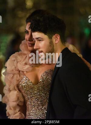 Indische Schauspielerin und Produzentin Priyanka Chopra Jonas (L) und ihr Ehemann, Musiker Nick Jonas, posieren für Bilder am ersten Tag der Eröffnung des Nita Mukesh Ambani Cultural Centre in Mumbai, Indien, 31. März 2023. (Foto: Indranil Aditya/NurPhoto)0 Kredit: NurPhoto SRL/Alamy Live News Stockfoto