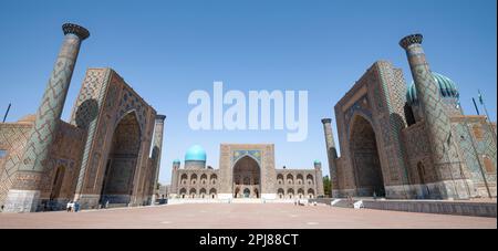 SAMARKAND, USBEKISTAN - 14. SEPTEMBER 2022: Registan Square Panorama an einem sonnigen Septembertag Stockfoto