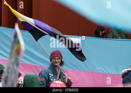 Seattle, USA. 31. März 2023. Internationaler Transgender Day of Visibility Celebration im Volunteer Park. Etwa fünfhundert Aktivisten trotzten Regen und Wind mit der Transgemeinschaft, um die Gleichheit zu unterstützen und zu kämpfen. Die Gemeinde feierte und endete mit einem marsch entlang der Broadway Ave zum Cal Anderson Park auf Capitol Hill. Kredit: James Anderson/Alamy Live News Stockfoto