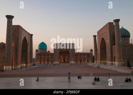 SAMARKAND, USBEKISTAN - 14. SEPTEMBER 2022: Registanplatz an einem warmen September-Abend Stockfoto