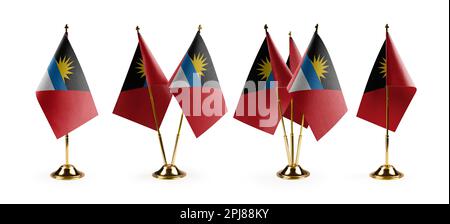 Kleine Nationalflaggen der Antigua und Barbuda auf einem Weißer Hintergrund Stockfoto