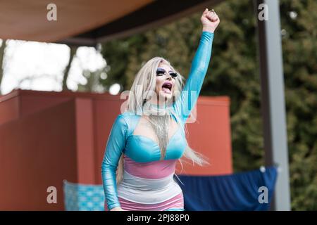 Seattle, USA. 31. März 2023. Internationaler Transgender Day of Visibility Celebration im Volunteer Park. Etwa fünfhundert Aktivisten trotzten Regen und Wind mit der Transgemeinschaft, um die Gleichheit zu unterstützen und zu kämpfen. Die Gemeinde feierte und endete mit einem marsch entlang der Broadway Ave zum Cal Anderson Park auf Capitol Hill. Kredit: James Anderson/Alamy Live News Stockfoto