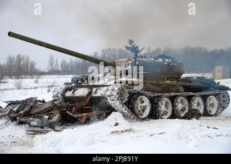 KRASNOYE SELO, RUSSLAND - 19. FEBRUAR 2023: Ein sowjetischer Panzer T-54 Nahaufnahme an einem verschneiten Februar-Tag. Trainingsgelände des militärisch-historischen Parks Stockfoto