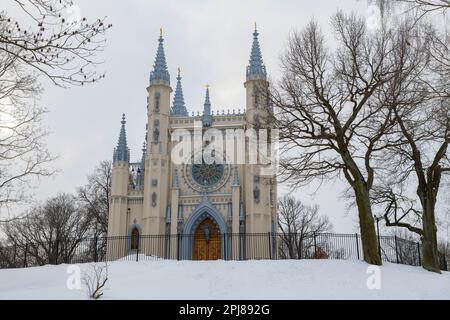 PETRODVORETS, RUSSLAND - 23. FEBRUAR 2023: Blick auf die alte Kapelle von St. Prinz Alexander Nevsky an einem düsteren Februar-Tag. Alexandria Park Stockfoto