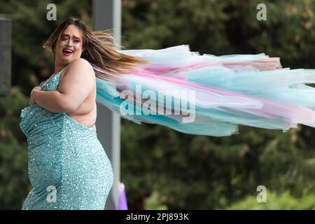 Seattle, USA. 31. März 2023. Internationaler Transgender Day of Visibility Celebration im Volunteer Park. Etwa fünfhundert Aktivisten trotzten Regen und Wind mit der Transgemeinschaft, um die Gleichheit zu unterstützen und zu kämpfen. Die Gemeinde feierte und endete mit einem marsch entlang der Broadway Ave zum Cal Anderson Park auf Capitol Hill. Kredit: James Anderson/Alamy Live News Stockfoto