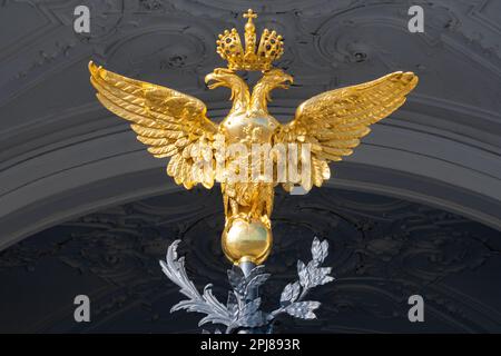 SANKT PETERSBURG, RUSSLAND - 17. MÄRZ 2023: Doppelköpfiger Adler - Wappen des russischen Reiches aus der Nähe. Fragment des Haupttor des Winters Stockfoto