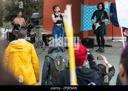 Seattle, USA. 31. März 2023. Internationaler Transgender Day of Visibility Celebration im Volunteer Park. Etwa fünfhundert Aktivisten trotzten Regen und Wind mit der Transgemeinschaft, um die Gleichheit zu unterstützen und zu kämpfen. Die Gemeinde feierte und endete mit einem marsch entlang der Broadway Ave zum Cal Anderson Park auf Capitol Hill. Kredit: James Anderson/Alamy Live News Stockfoto