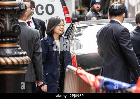 New York, Usa. 31. März 2023. Die Präsidentin von Taiwan Tsai ing-wen, als sie den Lotte New York Palace verlässt. Der Präsident Taiwans besucht die USA in Washington, DC und Los Angeles und besucht später südamerikanische Länder. (Foto: Lev Radin/Pacific Press) Kredit: Pacific Press Media Production Corp./Alamy Live News Stockfoto