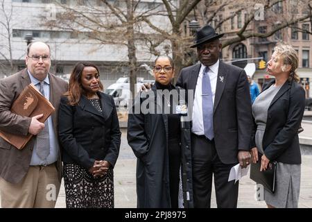 New York, Usa. 31. März 2023. Kathryn Griffin-Townsend (C) nimmt als Anwalt Teil. Ben Crump (2. von R) spricht über geistige Eigentumsrechte in Ed Sheeran Urheberrechtsklage am Collect Pond Park. Kathryn Griffin Townsend ist die Tochter des berühmten verstorbenen Ed Townsend, Komponist von „Let's Get IT On“. Sie und ihre Verfolger beschuldigten den englischen Sänger und Songwriter Ed Sheeran der Urheberrechtsverletzung, und die Auswahl der Geschworenen beginnt am 24. April 2023 in New York. (Foto: Lev Radin/Pacific Press) Kredit: Pacific Press Media Production Corp./Alamy Live News Stockfoto