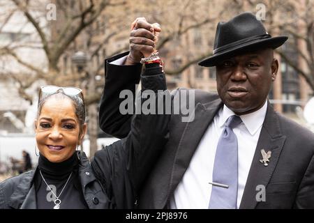 New York, Usa. 31. März 2023. Kathryn Griffin-Townsend nimmt als Anwalt Teil. Ben Crump spricht über geistige Eigentumsrechte in der Ed Sheeran-Urheberrechtsklage im Collect Pond Park. Kathryn Griffin Townsend ist die Tochter des berühmten verstorbenen Ed Townsend, Komponist von „Let's Get IT On“. Sie und ihre Verfolger beschuldigten den englischen Sänger und Songwriter Ed Sheeran der Urheberrechtsverletzung, und die Auswahl der Geschworenen beginnt am 24. April 2023 in New York. (Foto: Lev Radin/Pacific Press) Kredit: Pacific Press Media Production Corp./Alamy Live News Stockfoto