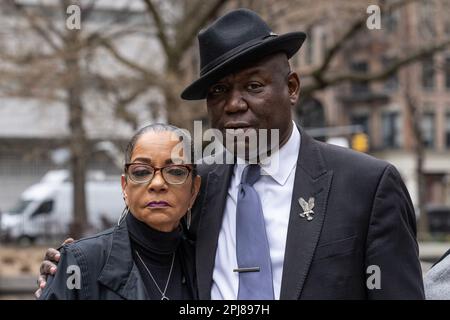 New York, Usa. 31. März 2023. Kathryn Griffin-Townsend nimmt als Anwalt Teil. Ben Crump spricht über geistige Eigentumsrechte in der Ed Sheeran-Urheberrechtsklage im Collect Pond Park. Kathryn Griffin Townsend ist die Tochter des berühmten verstorbenen Ed Townsend, Komponist von „Let's Get IT On“. Sie und ihre Verfolger beschuldigten den englischen Sänger und Songwriter Ed Sheeran der Urheberrechtsverletzung, und die Auswahl der Geschworenen beginnt am 24. April 2023 in New York. (Foto: Lev Radin/Pacific Press) Kredit: Pacific Press Media Production Corp./Alamy Live News Stockfoto