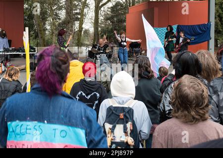 Seattle, USA. 31. März 2023. Internationaler Transgender Day of Visibility Celebration im Volunteer Park. Etwa fünfhundert Aktivisten trotzten Regen und Wind mit der Transgemeinschaft, um die Gleichheit zu unterstützen und zu kämpfen. Die Gemeinde feierte und endete mit einem marsch entlang der Broadway Ave zum Cal Anderson Park auf Capitol Hill. Kredit: James Anderson/Alamy Live News Stockfoto