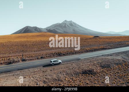 Auto vor den vulkanischen Bergen in San Pedro de Atacama Chile Stockfoto