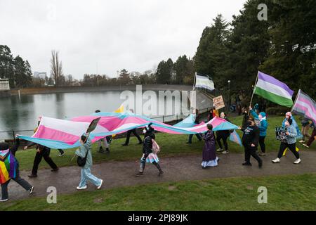 Seattle, USA. 31. März 2023. Internationaler Transgender Day of Visibility Celebration im Volunteer Park. Etwa fünfhundert Aktivisten trotzten Regen und Wind mit der Transgemeinschaft, um die Gleichheit zu unterstützen und zu kämpfen. Die Gemeinde feierte und endete mit einem marsch entlang der Broadway Ave zum Cal Anderson Park auf Capitol Hill. Kredit: James Anderson/Alamy Live News Stockfoto