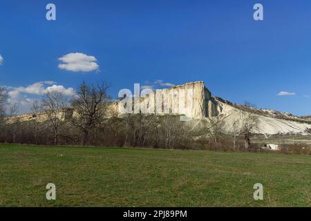 AQ Qaya, weißer Felsen im Sping. Krim Stockfoto