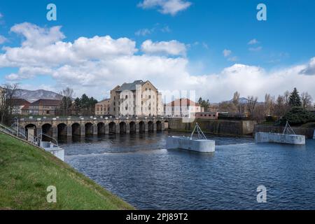 Brücke über den Fluss Ohře (Eger) in Terezín (Teresienstadt), Teil des ehemaligen Festungssystems der Festung aus dem 18. Jahrhundert. Ein Wehr steht an der Spitze. Stockfoto