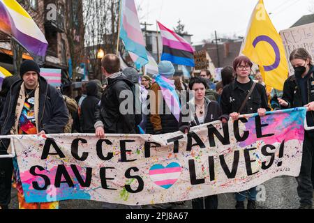Seattle, USA. 31. März 2023. Internationaler Transgender Day of Visibility Celebration im Volunteer Park. Etwa fünfhundert Aktivisten trotzten Regen und Wind mit der Transgemeinschaft, um die Gleichheit zu unterstützen und zu kämpfen. Die Gemeinde feierte und endete mit einem marsch entlang der Broadway Ave zum Cal Anderson Park auf Capitol Hill. Kredit: James Anderson/Alamy Live News Stockfoto