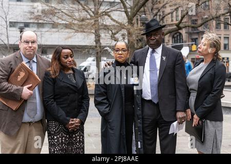 New York, New York, USA. 31. März 2023. Kathryn Griffin-Townsend (C) nimmt als Anwalt Teil. Ben Crump (2. von R) spricht über geistige Eigentumsrechte in Ed Sheeran Urheberrechtsklage am Collect Pond Park. Kathryn Griffin Townsend ist die Tochter des berühmten verstorbenen Ed Townsend, Komponist von „Let's Get IT On“. Sie und ihre Verfolger beschuldigten den englischen Sänger und Songwriter Ed Sheeran der Urheberrechtsverletzung, und die Auswahl der Geschworenen beginnt am 24. April 2023 in New York. (Kreditbild: © Lev Radin/Pacific Press via ZUMA Press Wire) NUR ZUR REDAKTIONELLEN VERWENDUNG! Nicht für den kommerziellen GEBRAUCH! Kredit: ZUMA Press, Inc./A. Stockfoto