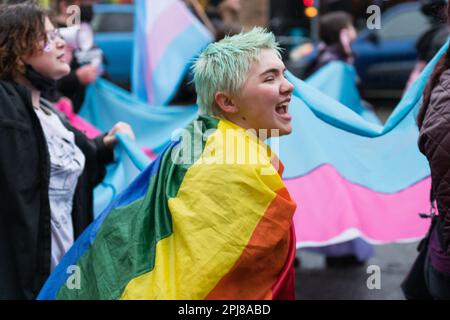 Seattle, USA. 31. März 2023. Internationaler Transgender Day of Visibility Celebration im Volunteer Park. Etwa fünfhundert Aktivisten trotzten Regen und Wind mit der Transgemeinschaft, um die Gleichheit zu unterstützen und zu kämpfen. Die Gemeinde feierte und endete mit einem marsch entlang der Broadway Ave zum Cal Anderson Park auf Capitol Hill. Kredit: James Anderson/Alamy Live News Stockfoto