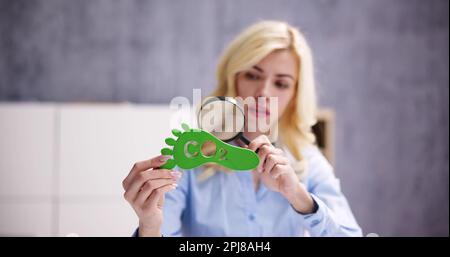 Co2-Fußabdruck-Schild Co2 Reduzierung. Grüne Umwelt Stockfoto