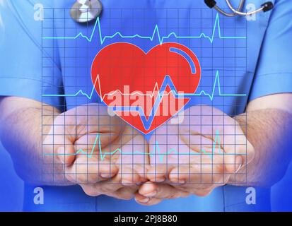 Nahaufnahme des Arztes mit Stethoskop und Darstellung von Herz und Kardiogramm Stockfoto