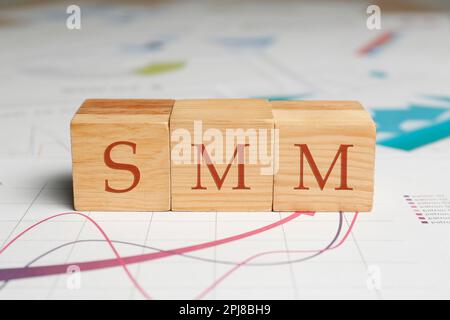 Abkürzung SMM mit Holzwürfeln auf grafischer Karte, Nahaufnahme. Social-Media-Marketing Stockfoto