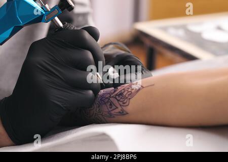 Professioneller Künstler, der im Salon tätowiert, Nahaufnahme Stockfoto